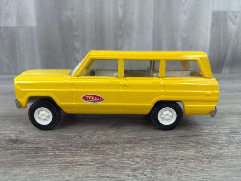 Tonka Jeep Wagoneer, 9 1/4” Long
