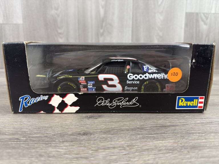 Dale Earnhardt Sr. #3 Goodwrench Racing Stock Car, 1/25, Revell, 1996 Edition