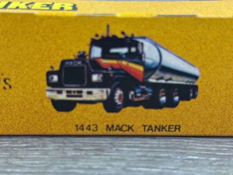 Mack Mobil Truck & Tanker, 1/64, Ertl, Trucks & Miniatures Of The World