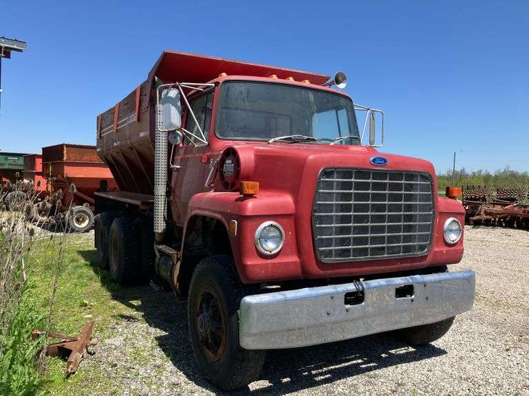Ford 8000 w/ L3020 New Leader Spreader