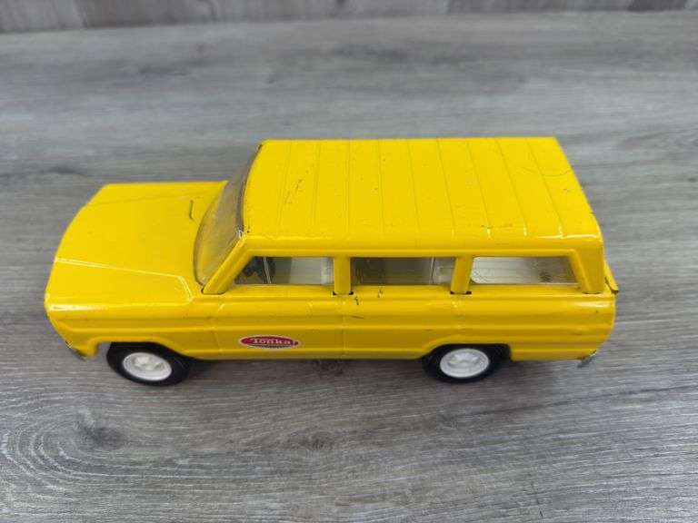 Tonka Jeep Wagoneer, 9 1/4” Long