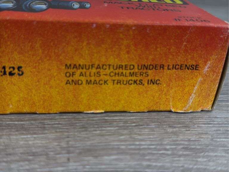 Mack Allis-Chalmers Flatbed W/2-7045 WF Tractors, 1/64, Ertl