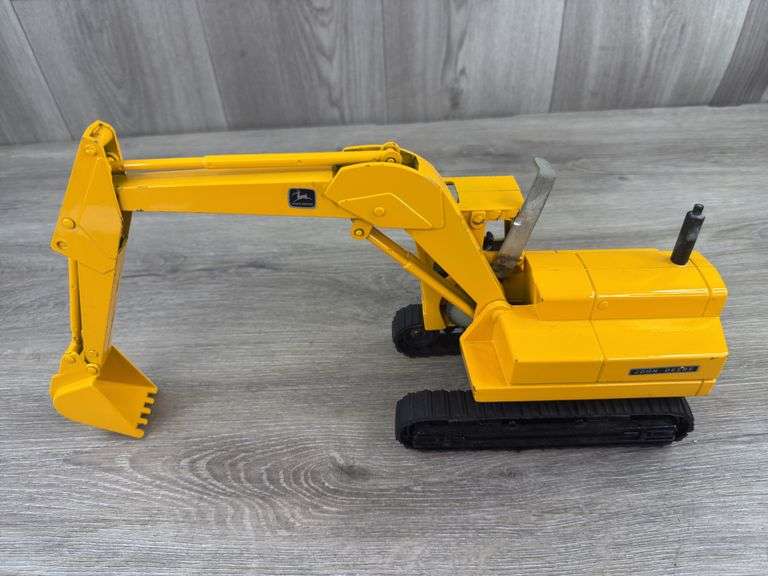 John Deere Excavator, 17 1/2” Long Extended, Ertl