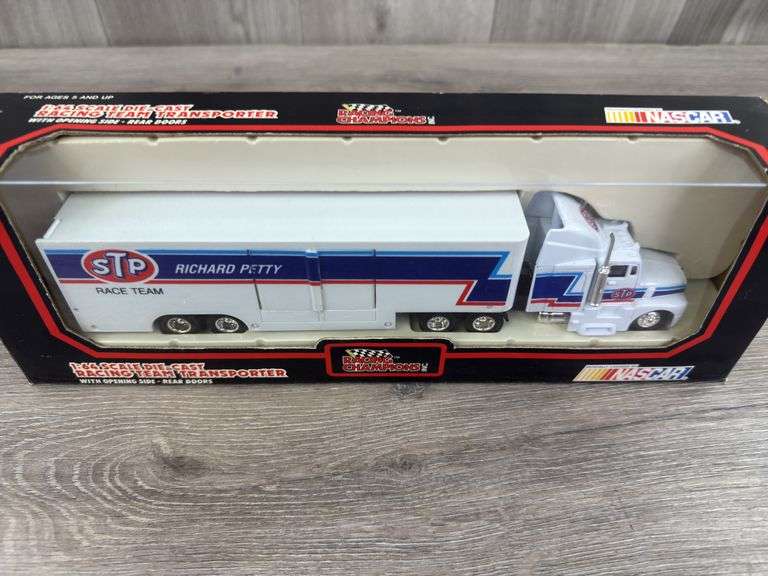 STP Richard Petty Racing Team Transporter, 1/64