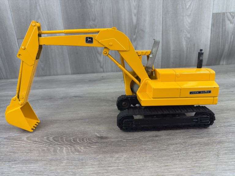 John Deere Excavator, 17 1/2” Long Extended, Ertl