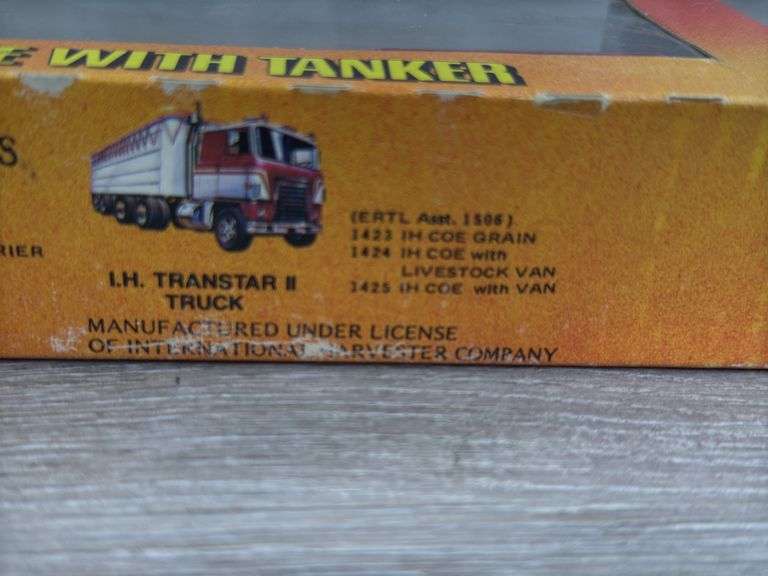 International 4300 Eagle Exxon Tanker, 1/64, Ertl, Trucks & Miniatures Of The World