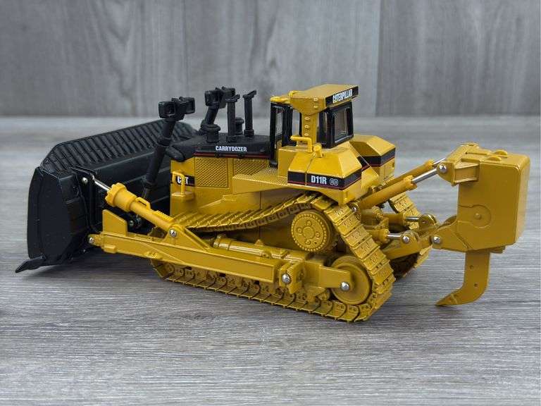 Caterpillar D11R Carrydozer Track-Type Tractor, 1/50