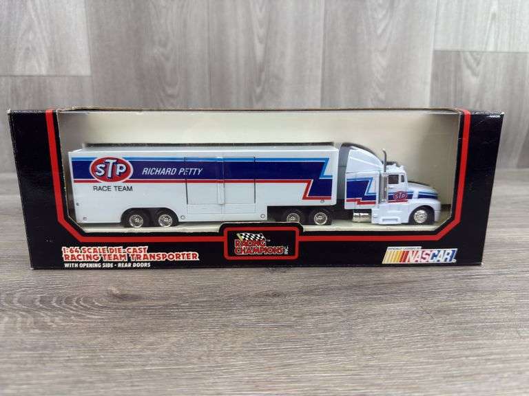 STP Richard Petty Racing Team Transporter, 1/64