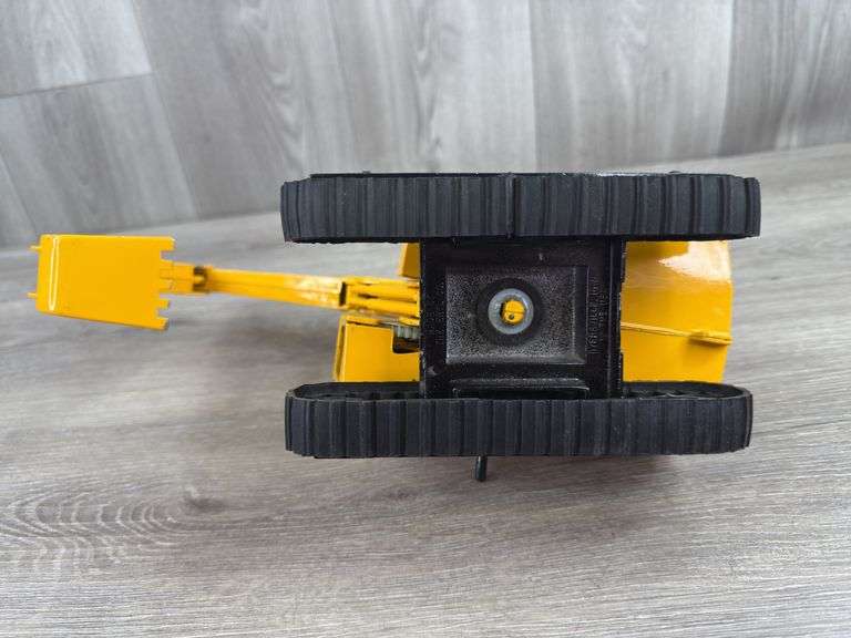 John Deere Excavator, 17 1/2” Long Extended, Ertl