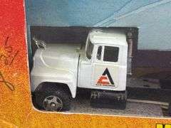 Mack Allis-Chalmers Flatbed W/2-7045 WF Tractors, 1/64, Ertl