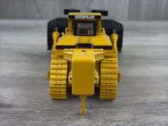 Caterpillar D11R Carrydozer Track-Type Tractor, 1/50