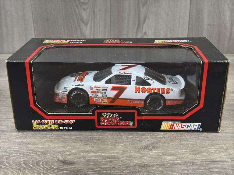 Alan Kulwicki #7 Hooters Ford Thunderbird Stock Car, 1/24, Racing Champions
