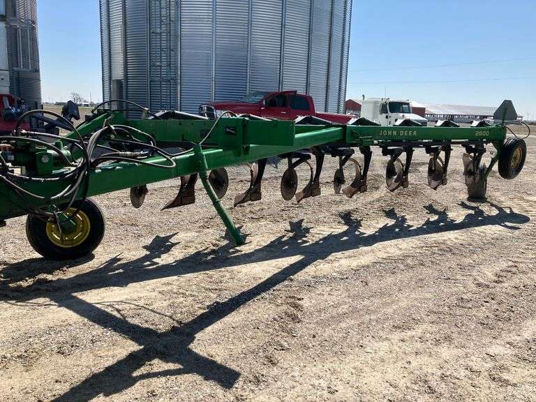 2800 John Deere Moldboard Plow