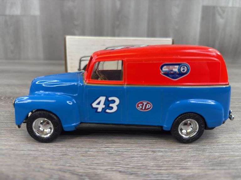 Richard Petty #43 STP 1950 Chevy Panel Truck Bank, 1/25, Ertl