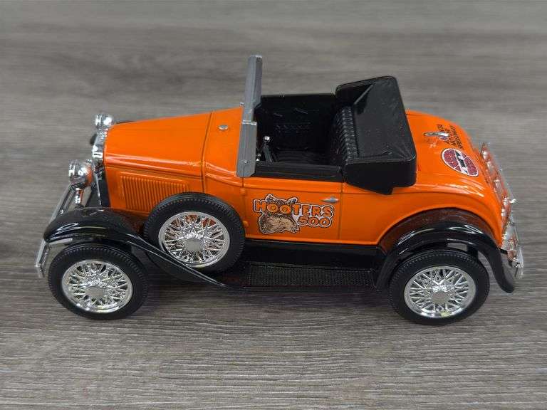 Ford Model A 1993 Hooters 500 Roadster Bank, 1/25, Limited Edition, Racing Champions, Liberty Classics