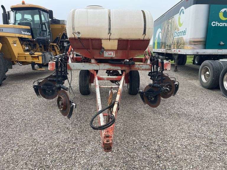 Clark 11 knife nitrogen applicator