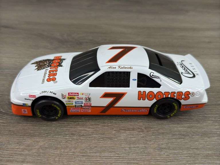 Alan Kulwicki #7 Hooters Ford Thunderbird Stock Car Bank, 1/24, Limited Edition, 1 Of 10,000, Racing Champions