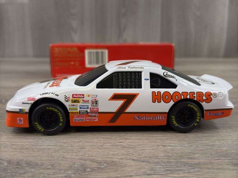 Alan Kulwicki #7 Hooters Ford Thunderbird Stock Car Bank, 1/24, Limited Edition, 1 Of 10,000, Racing Champions