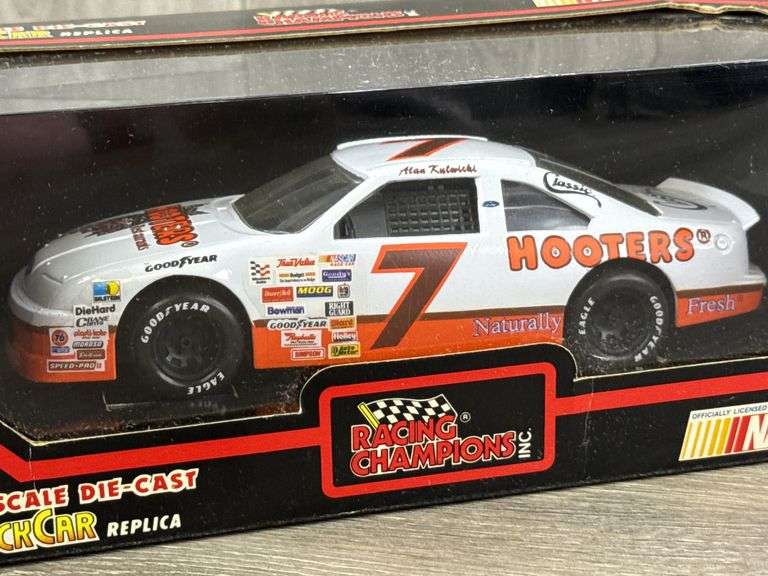 Alan Kulwicki #7 Hooters Ford Thunderbird Stock Car, 1/24, Racing Champions
