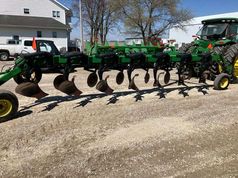 2800 John Deere Moldboard Plow