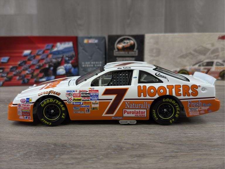 Alan Kulwicki #7 Hooters 1993 Ford Thunderbird Stock Car, 1/24, Limited Edition, 1 Of 6010, Historical Series, Action