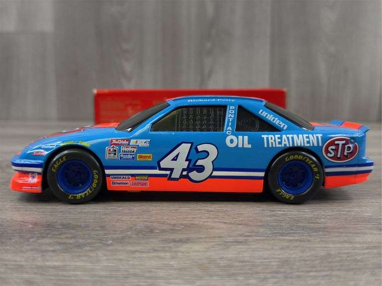 Richard Petty #43 STP Pontiac Grand Prix Stock Car Bank, 1/24, Limited Edition, 1 Of 5000, Racing Champions