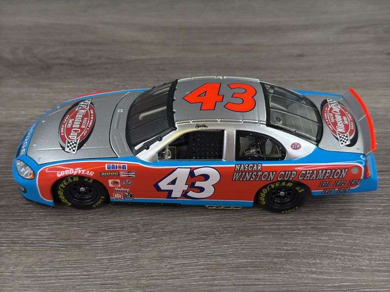 Richard Petty #43 The Victory Lap/7X Champion 2003 Intrepid Stock Car, 1/24, Limited Edition, 1 Of 7,440, Action