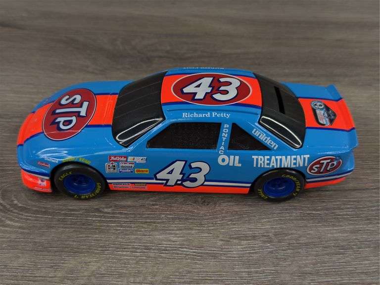 Richard Petty #43 STP Pontiac Grand Prix Stock Car Bank, 1/24, Limited Edition, 1 Of 5000, Racing Champions