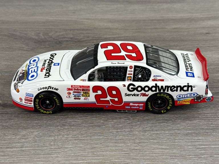 Kevin Harvick #29 GM Goodwrench Service Plus Oreo 2001 Monte Carlo Show Car, 1/24, Limited Edition, Action