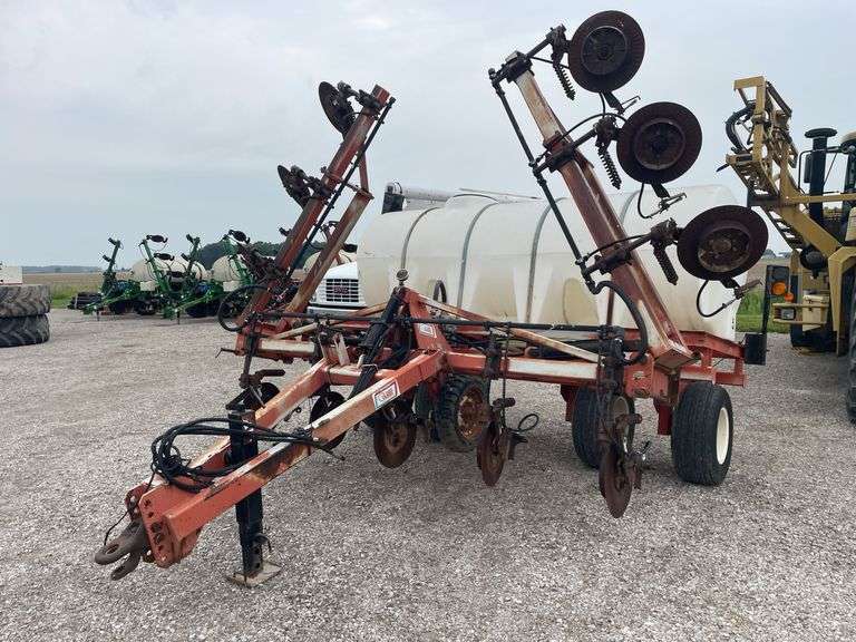 Clark 11 row 28% nitrogen applicator