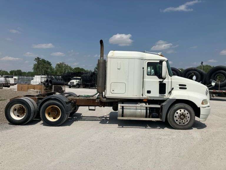 2005 Mack CXN613 Semi