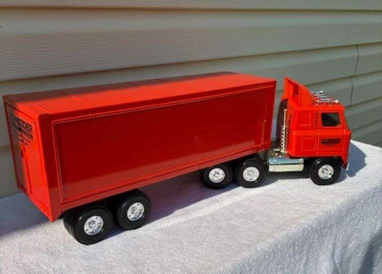 Ertl—Schneider Semi—(IH cab)