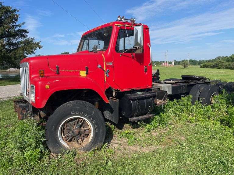 1987 International S 2500 Series tractor