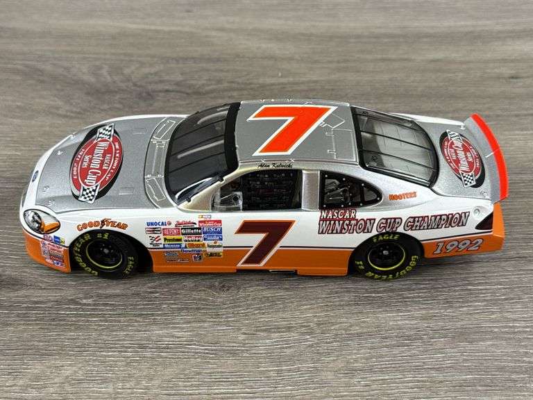 Alan Kulwicki #7 The Victory Lap/1992 Champion 2003 Taurus ‘Underbird’ Stock Car, 1/24, Limited Edition, 1 Of 5700, Action