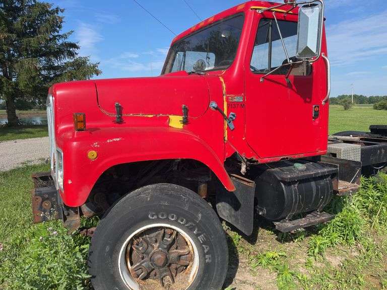1987 International S 2500 Series tractor