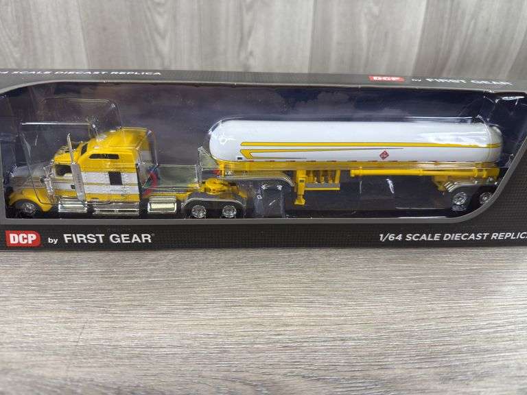 Kenworth W900L & Mississippi LPG Tandem-Axle Tanker, 1/64