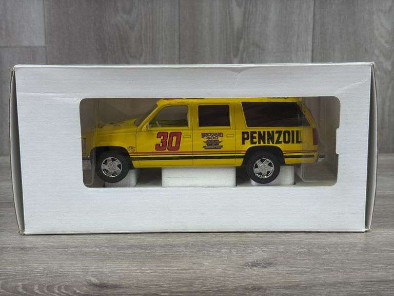 Michael Waltrip #30 Pennzoil 1994 Official GMC Suburban Truck Bank, 1/25, Brookfield Collectors Guild