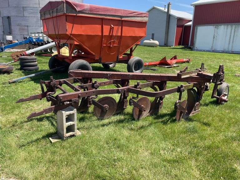 International 416 Fast Hitch 4-Bottom Plow