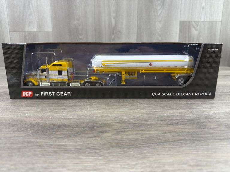 Kenworth W900L & Mississippi LPG Tandem-Axle Tanker, 1/64