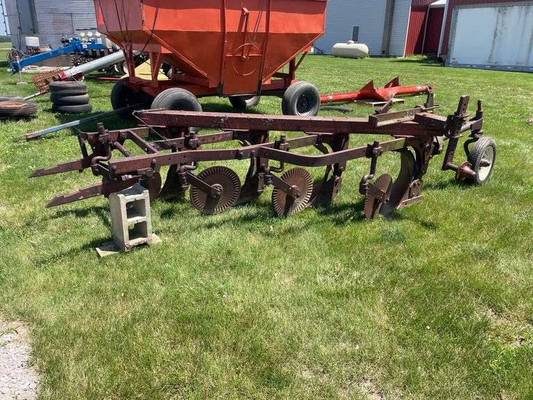 International 416 Fast Hitch 4-Bottom Plow