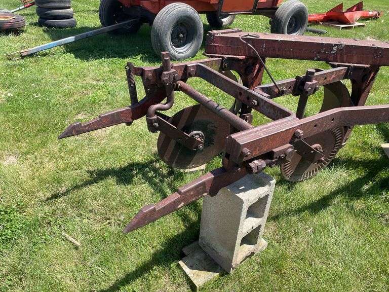 International 416 Fast Hitch 4-Bottom Plow