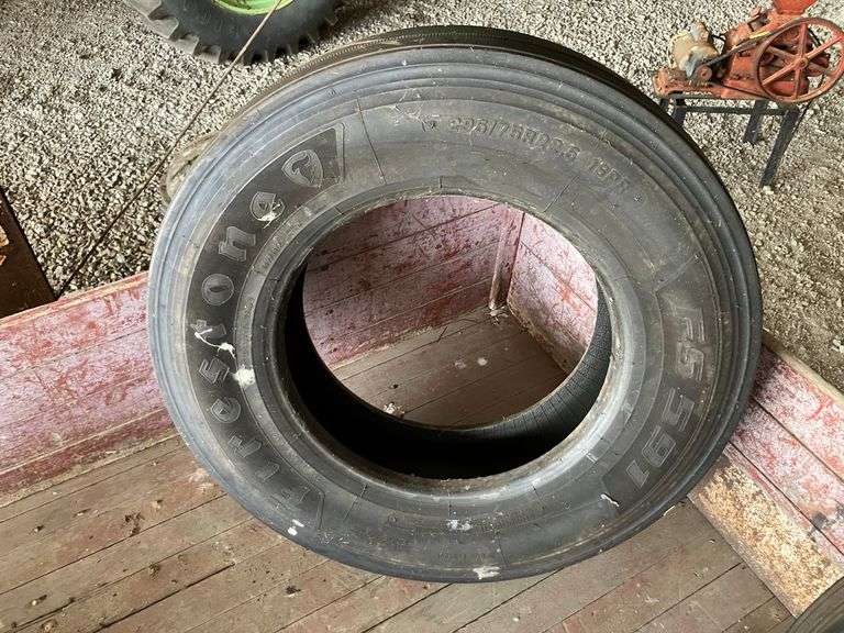 Firestone 295/75R22.5 Tire