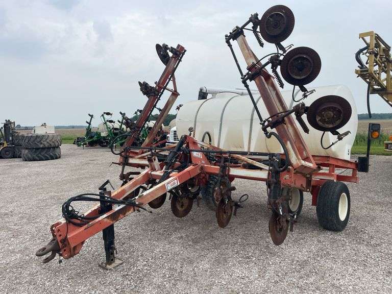 Clark 11 row 28% nitrogen applicator