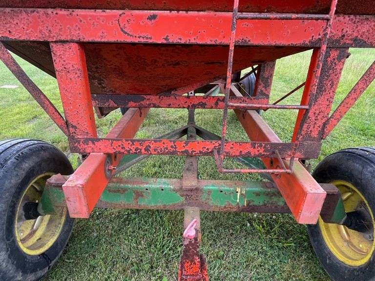 Killbros 350 Hopper Wagon on John Deere 1065 Running Gear