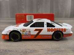 Alan Kulwicki #7 Hooters Ford Thunderbird Stock Car Bank, 1/24, Limited Edition, 1 Of 10,000, Racing Champions