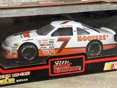 Alan Kulwicki #7 Hooters Ford Thunderbird Stock Car, 1/24, Racing Champions