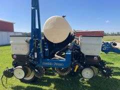 2016 Kinze Interplant 3000 planter