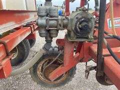 Clark 11 row 28% nitrogen applicator