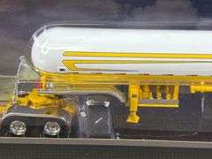 Kenworth W900L & Mississippi LPG Tandem-Axle Tanker, 1/64
