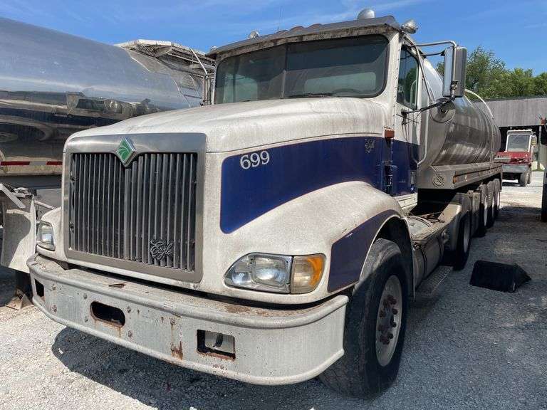 1998 Navistar International 9400 milk tanker truck